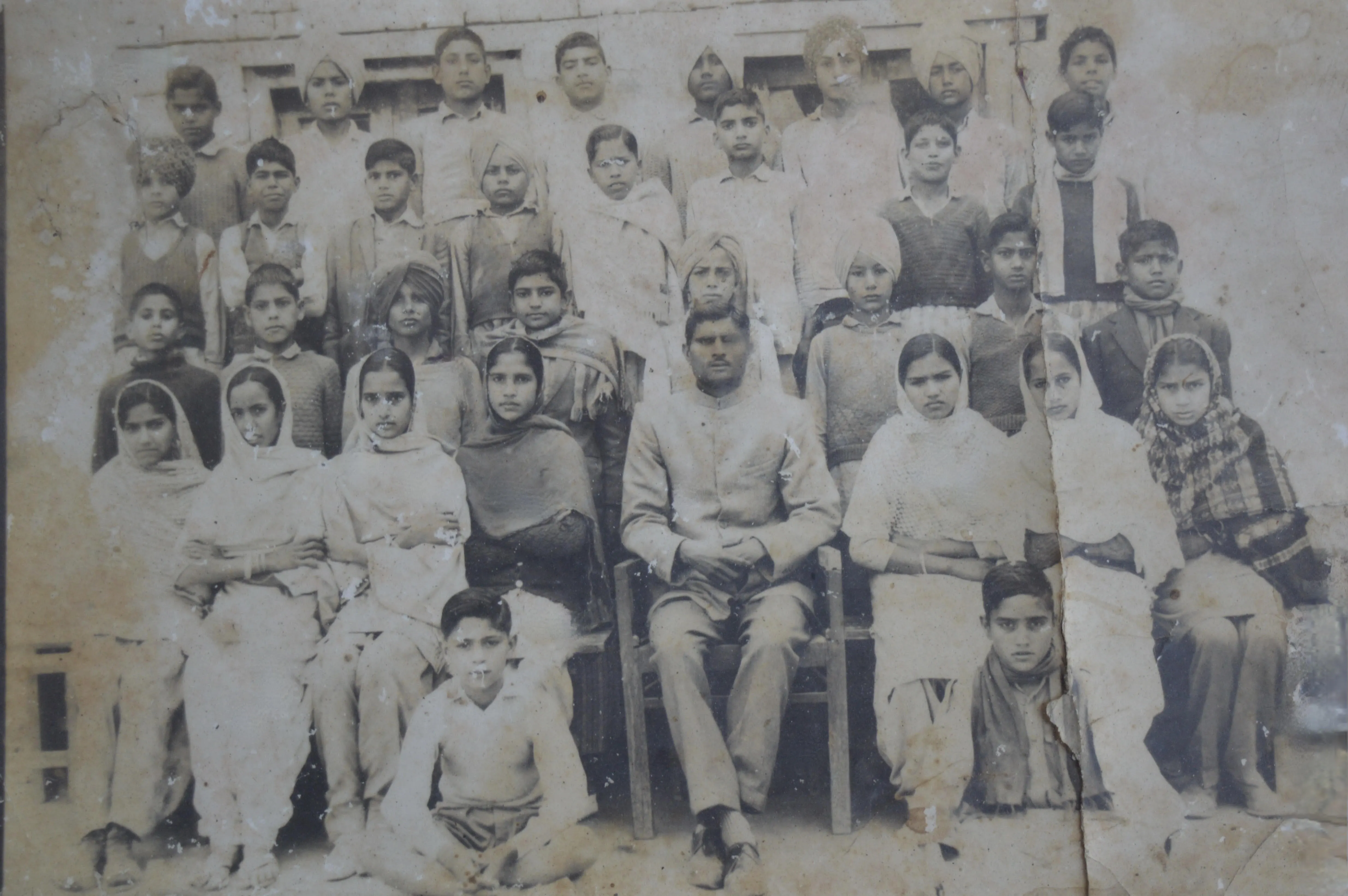 Dr. J.R. Gaur Sitting with Family and Friends banner-image4