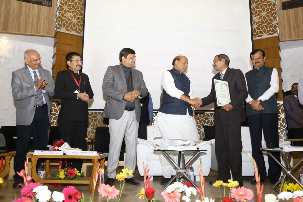 Dr. J.R. Gaur reveiving award from Rajnath Singh banner-image7